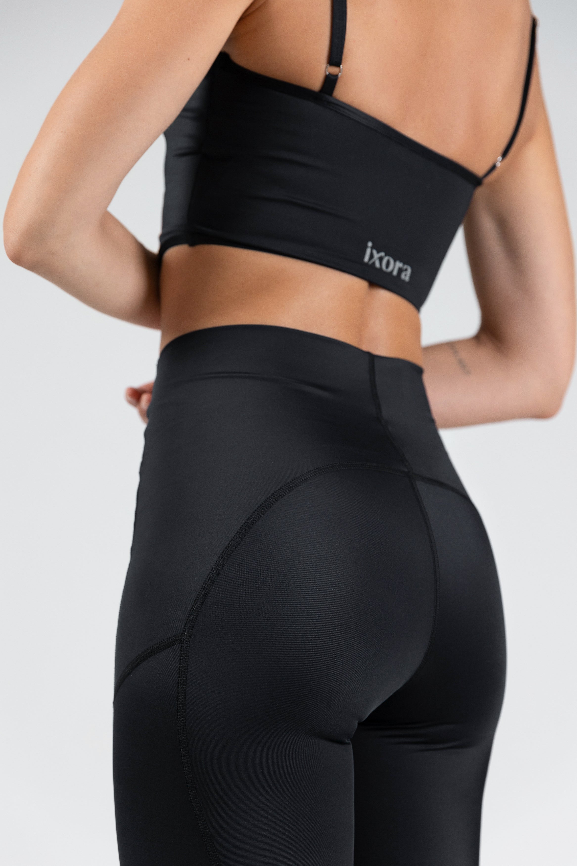 Sculpted V-Waist Legging