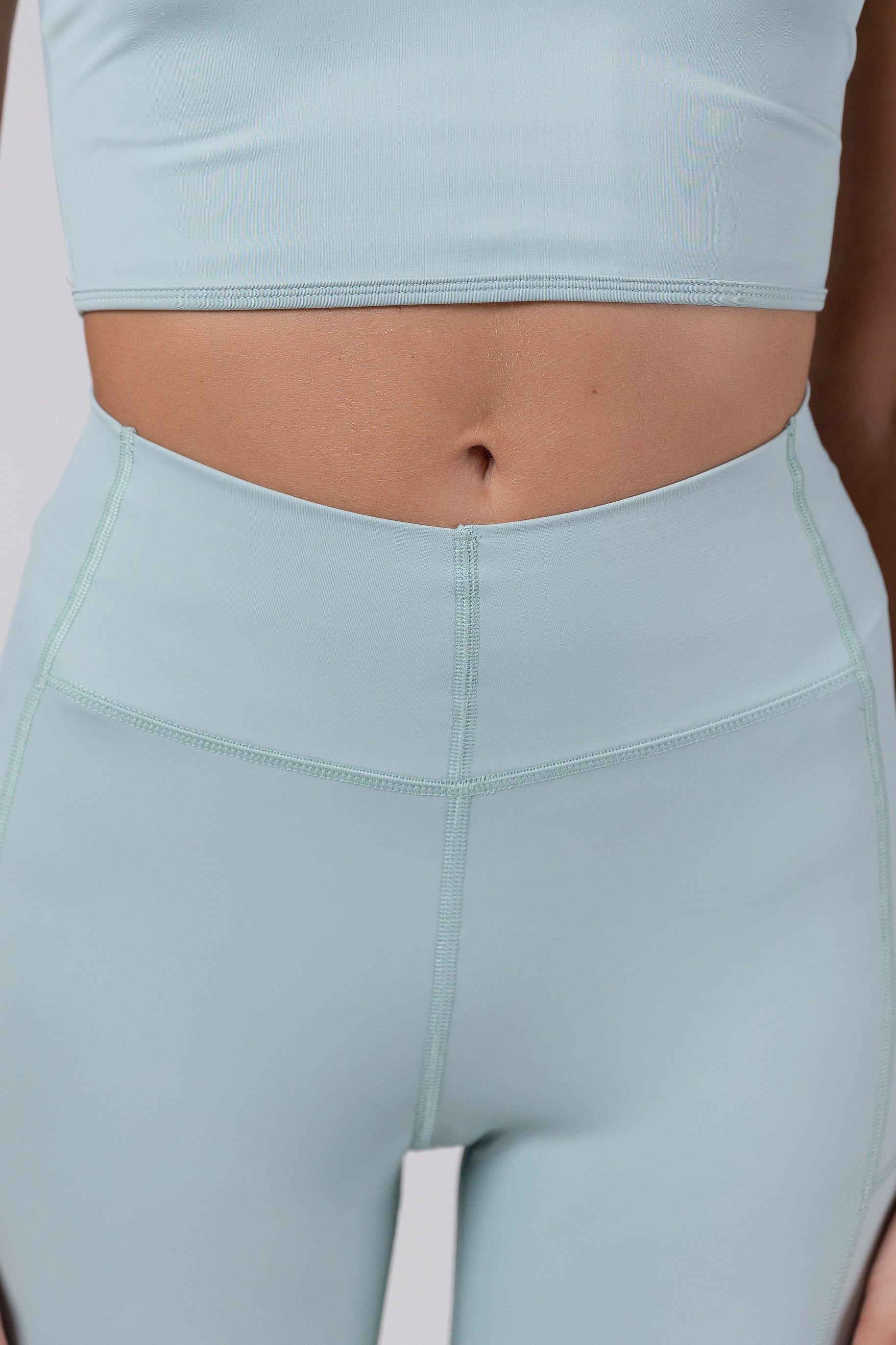 Sculpted V-Waist Legging